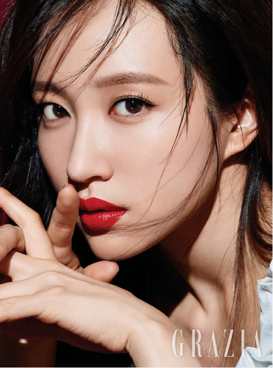 EXID成员HANI美妆照公开深V展熟女魅力烈焰红唇