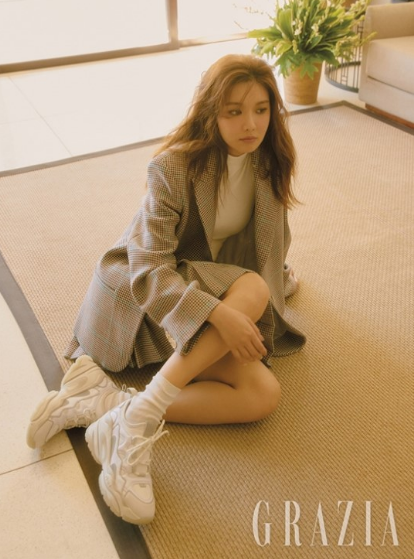 少女时代成员秀英最新杂志秋装画报写真