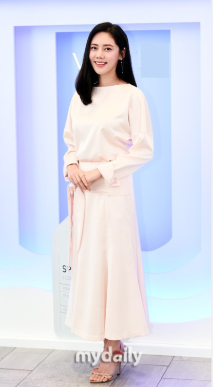 秋瓷炫出席首尔化妆品牌宣传活动身材纤细韵味迷人