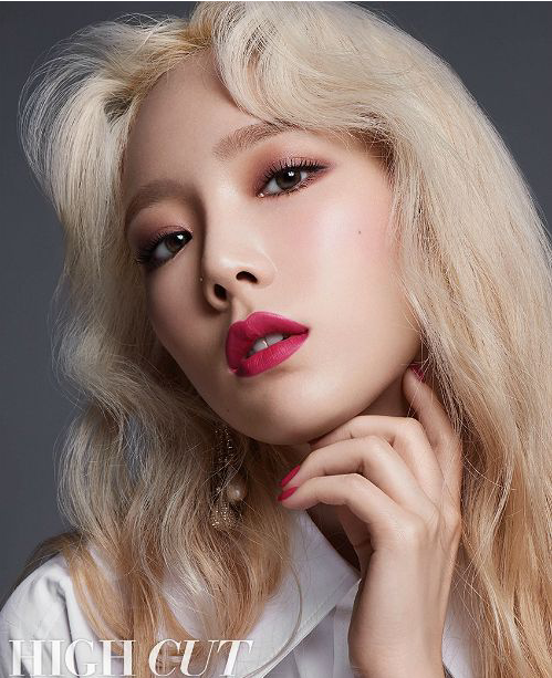 少女时代成员泰妍的最新时尚画报表达了对成员们的爱意
