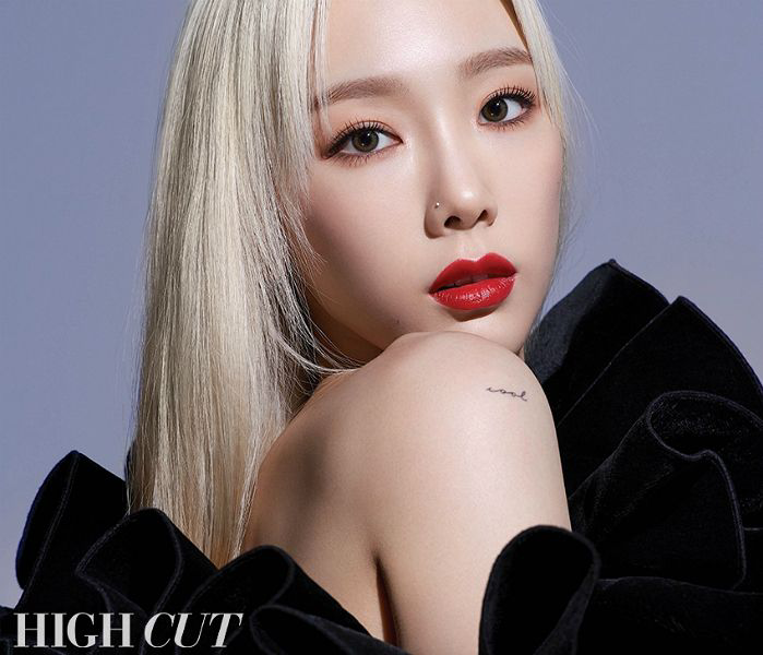 少女时代成员泰妍的最新时尚画报表达了对成员们的爱意