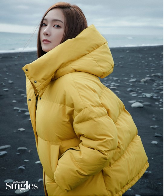 Jessica最新冬季写真 穿红裙亮眼气质佳