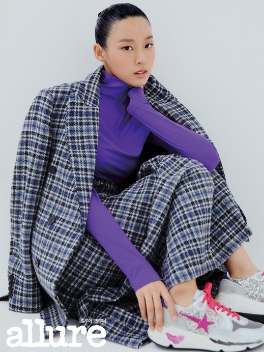 AOA成员雪炫最新杂志封面套装利落造型展秋冬时尚