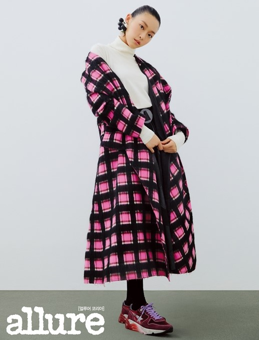 AOA成员雪炫最新杂志封面套装利落造型展秋冬时尚