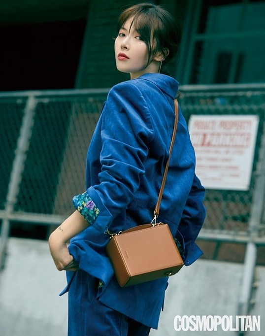 泫雅洛杉矶街头时尚杂志写真重回清爽风格美貌动人