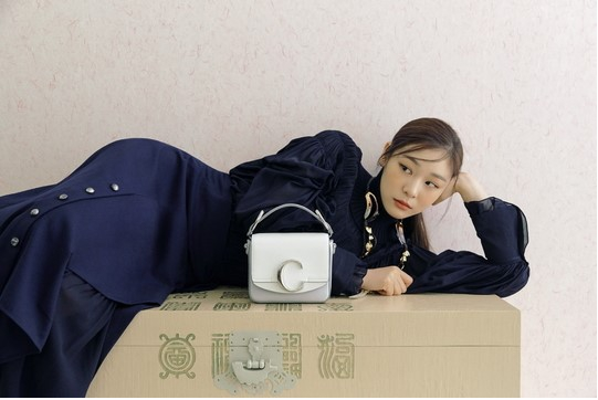 金妍儿品牌代言最先宣传招曲线紧致秀翘臀