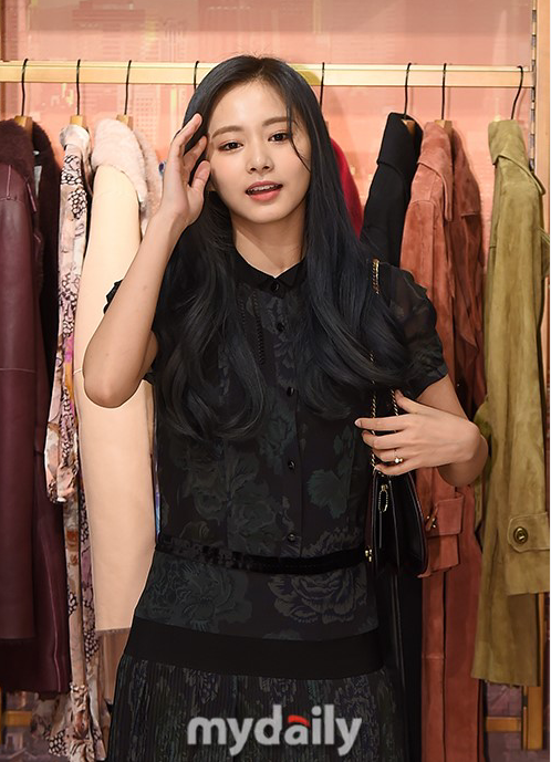 TWICE成员周子瑜首尔出席品牌