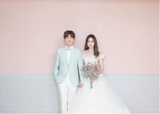 简美妍与未婚夫黄保罗的婚纱照今天首次曝光牵手小三岁未婚夫甜蜜对视