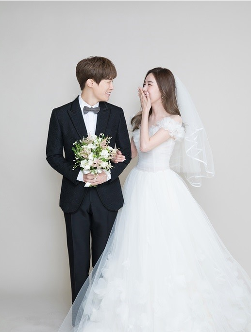 简美妍与未婚夫黄保罗的婚纱照今天首次曝光牵手小三岁未婚夫甜蜜对视