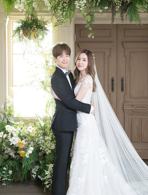 简美妍与未婚夫黄保罗的婚纱照今天首次曝光牵手小三岁未婚夫甜蜜对视