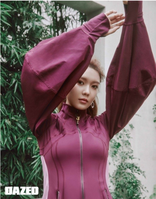 少女时代成员秀英最新杂志写真马甲线失踪疑似身材管理失败