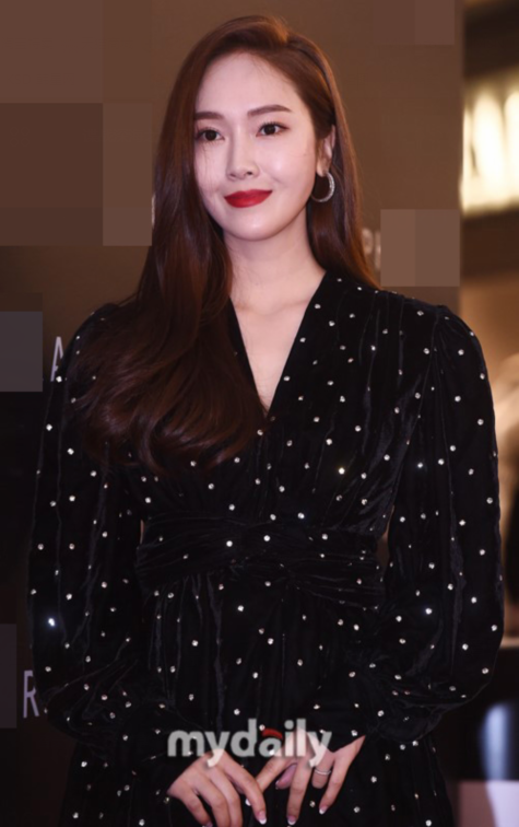 Jessica化妆品牌活动波点连衣裙红唇美艳秀长腿