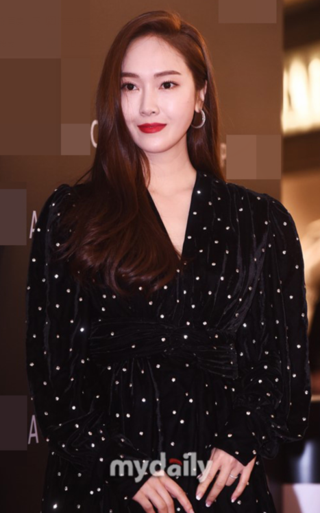 Jessica化妆品牌活动波点连衣裙红唇美艳秀长腿