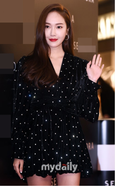 Jessica化妆品牌活动波点连衣裙红唇美艳秀长腿