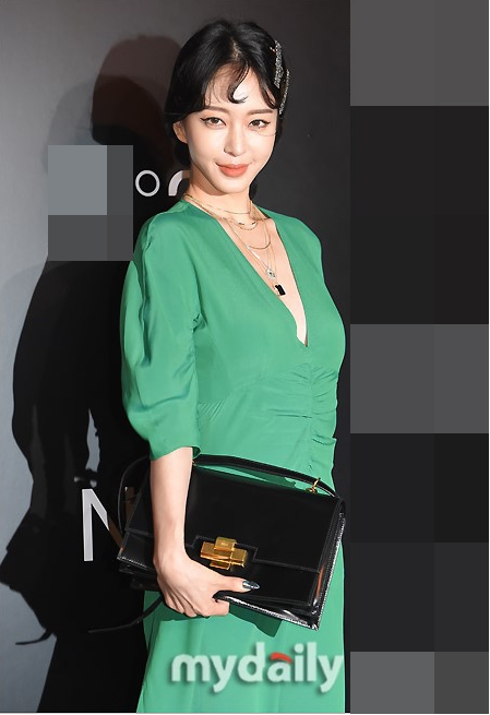 韩艺瑟出席首尔服装品牌活动低胸深V绿裙展熟女魅力