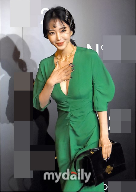 韩艺瑟出席首尔服装品牌活动低胸深V绿裙展熟女魅力