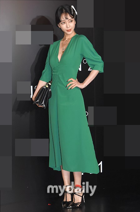韩艺瑟出席首尔服装品牌活动低胸深V绿裙展熟女魅力