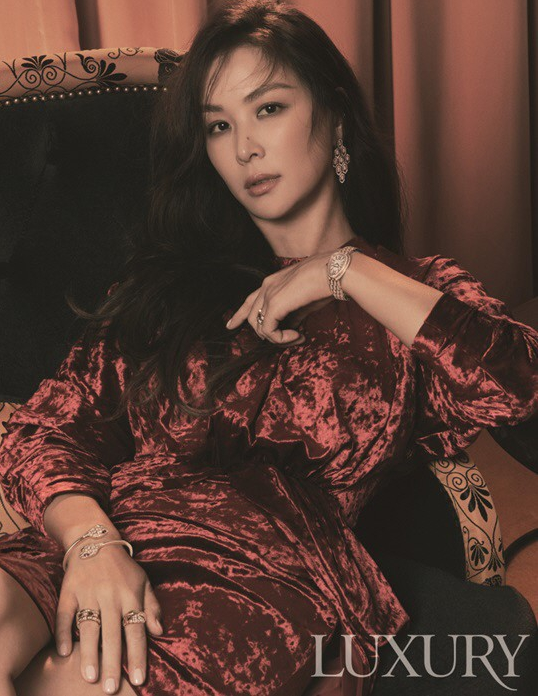 张东健47岁妻子高小英最新杂志写真大展成熟魅力