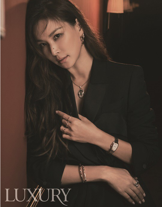 张东健47岁妻子高小英最新杂志写真大展成熟魅力