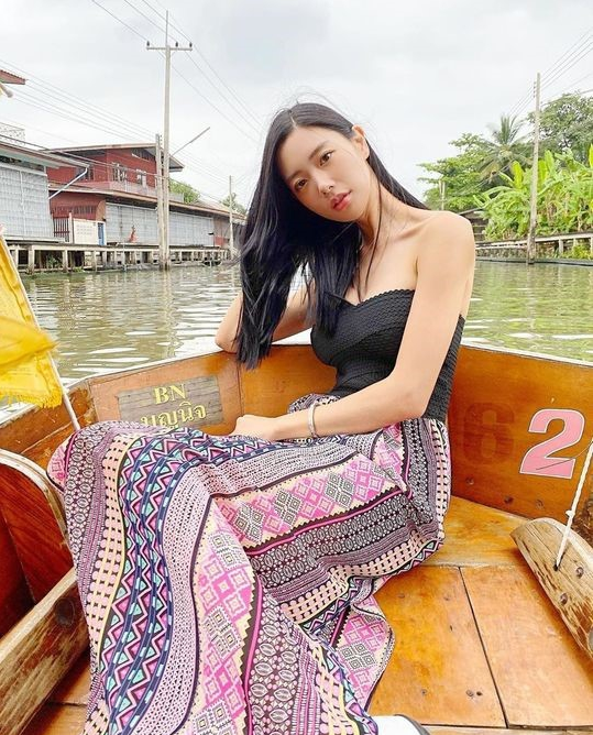 韩国女艺人Clara晒近照大秀性感火爆身材