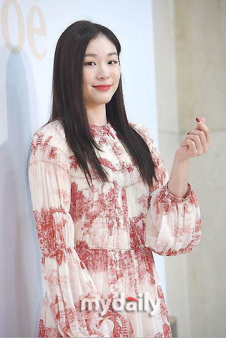 原花样滑冰运动员金妍儿穿纱裙出席品牌活动大秀美腿