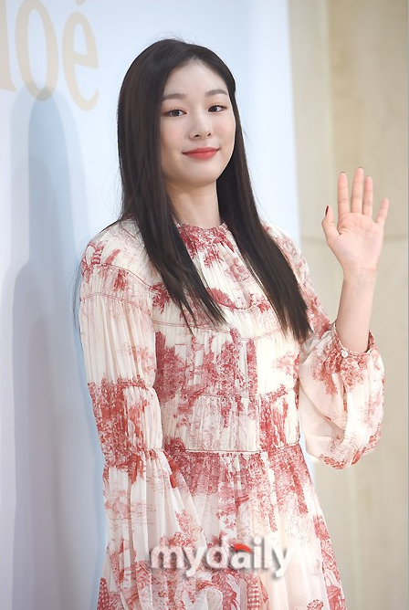 原花样滑冰运动员金妍儿穿纱裙出席品牌活动大秀美腿