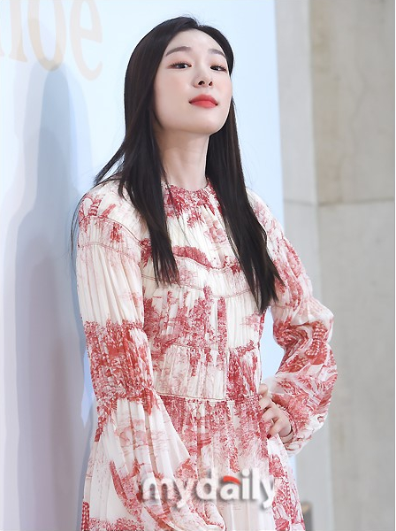 原花样滑冰运动员金妍儿穿纱裙出席品牌活动大秀美腿