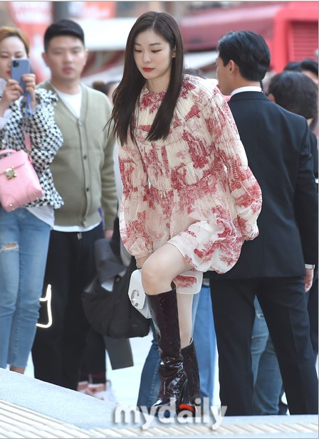 原花样滑冰运动员金妍儿穿纱裙出席品牌活动大秀美腿