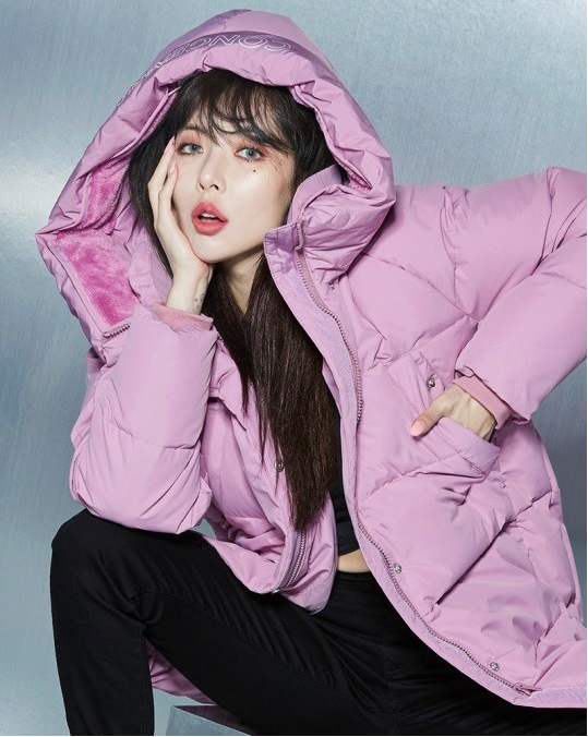泫雅最新宣传照羽绒服难掩丰满曲线撩衣露健美腹肌
