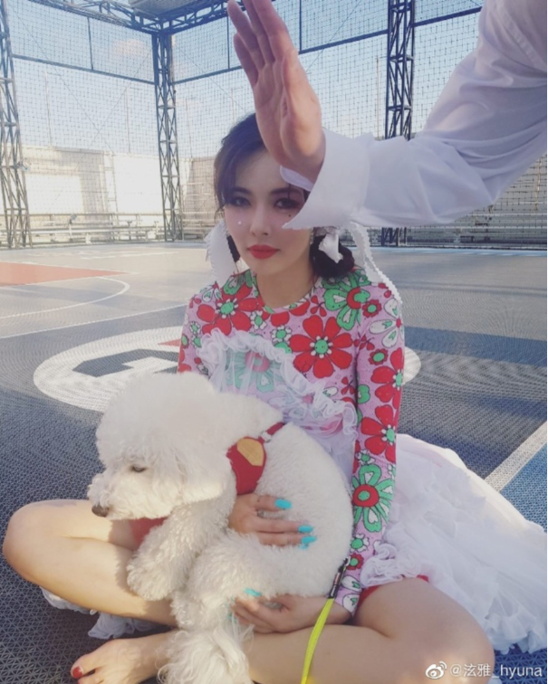 泫雅在微博晒美照印花裙抱爱犬晒美照落泪妆容精致张嘴卖萌