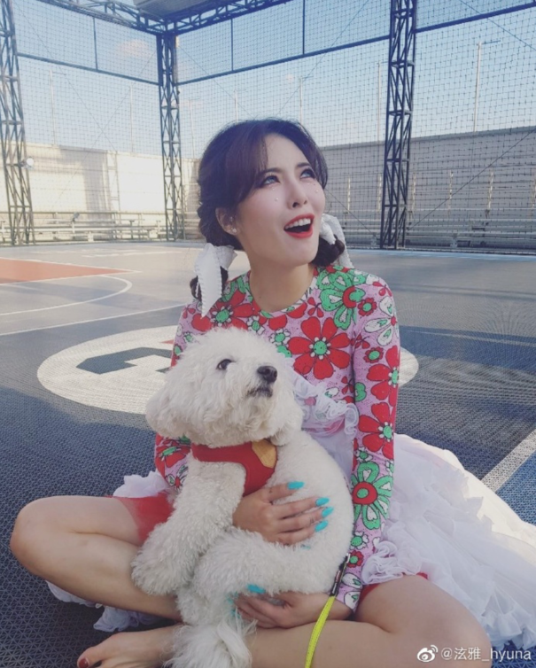 泫雅在微博晒美照印花裙抱爱犬晒美照落泪妆容精致张嘴卖萌