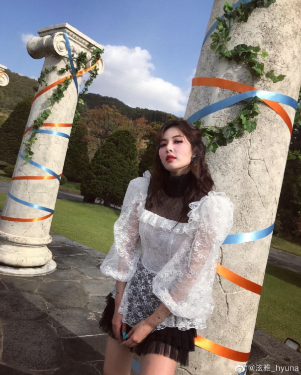 泫雅在微博晒美照印花裙抱爱犬晒美照落泪妆容精致张嘴卖萌