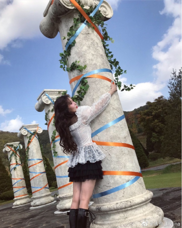 泫雅在微博晒美照印花裙抱爱犬晒美照落泪妆容精致张嘴卖萌