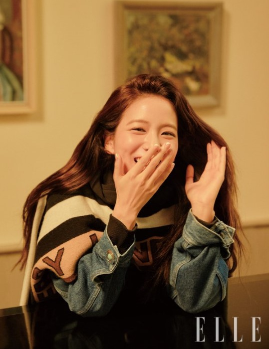 BLACKPINK成员JISOO时尚杂志写真渔网裙豹纹帽造型破格