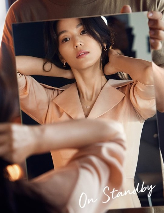 全智贤珠宝品牌代言宣传照露迷人锁骨优雅美如画