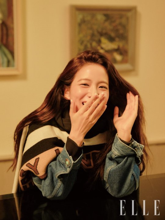 BLACKPINK成员JISOO最新杂志写真躺餐桌大秀美腿