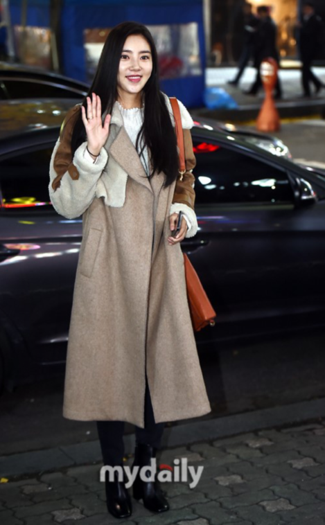 姜河那、孙淡妃、孔晓振出席《山茶花盛开时》庆功宴