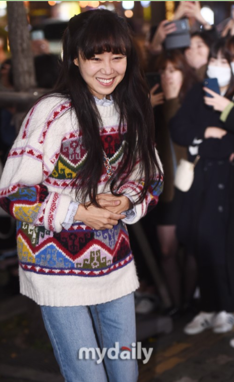 姜河那、孙淡妃、孔晓振出席《山茶花盛开时》庆功宴