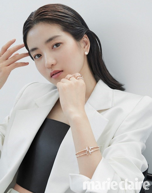 金泰梨最新杂志写真展现美貌与优雅