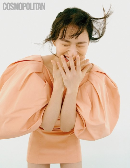 千禹熙最新时装杂志写真穿碎花长裙气质不凡