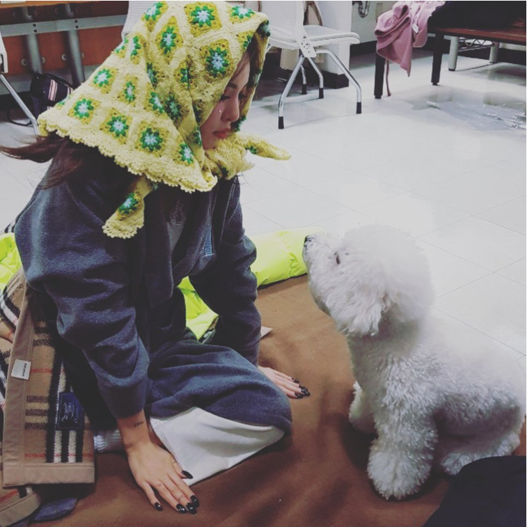 泫雅晒民族风橙色连衣裙配上黑色皮靴的美照肌肤白皙双手托腮摆pose