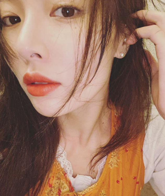 泫雅晒民族风橙色连衣裙配上黑色皮靴的美照肌肤白皙双手托腮摆pose