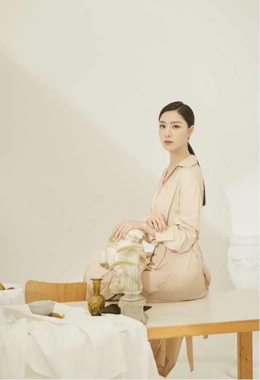徐智慧主题“Art Holic”写真尽展知性优雅魅力