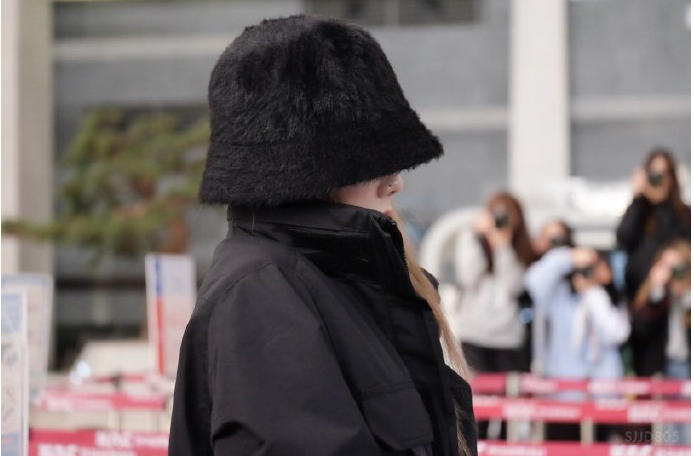 泰妍现身机场全黑装扮戴渔夫帽全程低头不语
