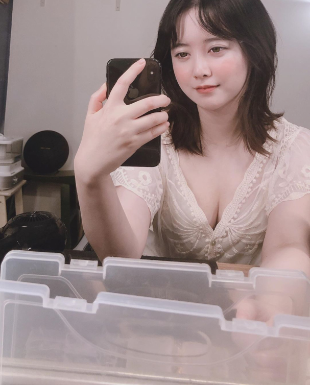 具惠善晒自拍照一改往常保守风格露出丰满身材