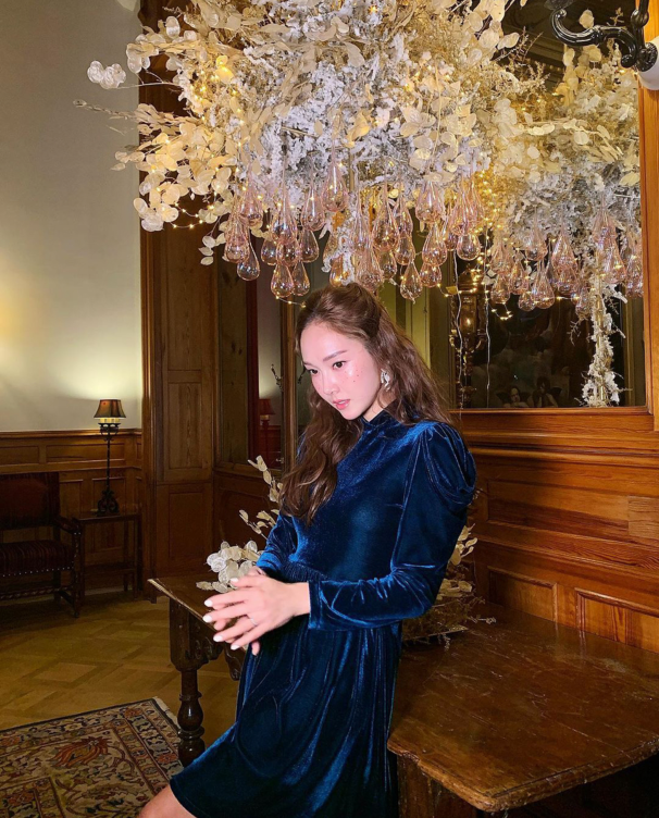 郑秀妍晒美照身穿蓝色连衣裙挑战复古雀斑妆演绎法式风情气质优雅