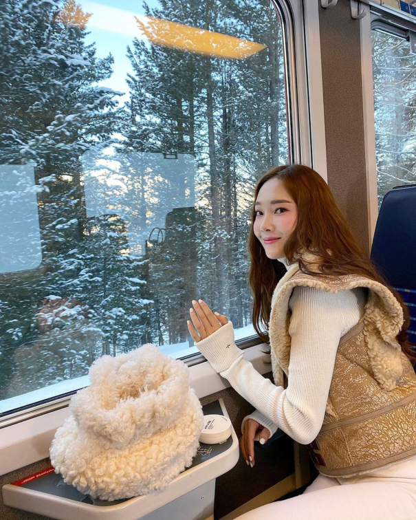 郑秀妍晒美照身穿蓝色连衣裙挑战复古雀斑妆演绎法式风情气质优雅