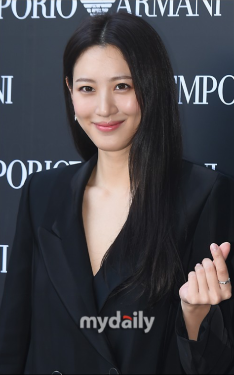 秀贤出席品牌活动黑色套装凸显知性美