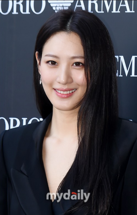 秀贤出席品牌活动黑色套装凸显知性美