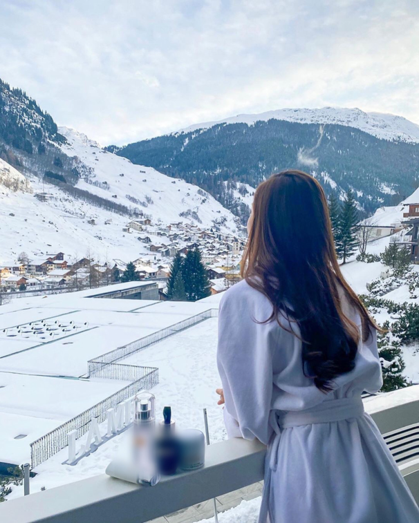 郑秀妍晒美照倚栏杆上看雪景长发及腰笑靥如花心情好